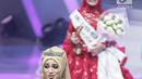 Reaksi finalis dari Malaysia, Uyaina Arshad seusai disematkan mahkota Puteri Muslimah Asia 2018 pada malam puncak di Studio 6 Emtek, Jakarta, Senin (7/5). Uyaina Arshad terpilih menjadi Puteri Muslimah Asia 2018. (Liputan6.com/Faizal Fanani)