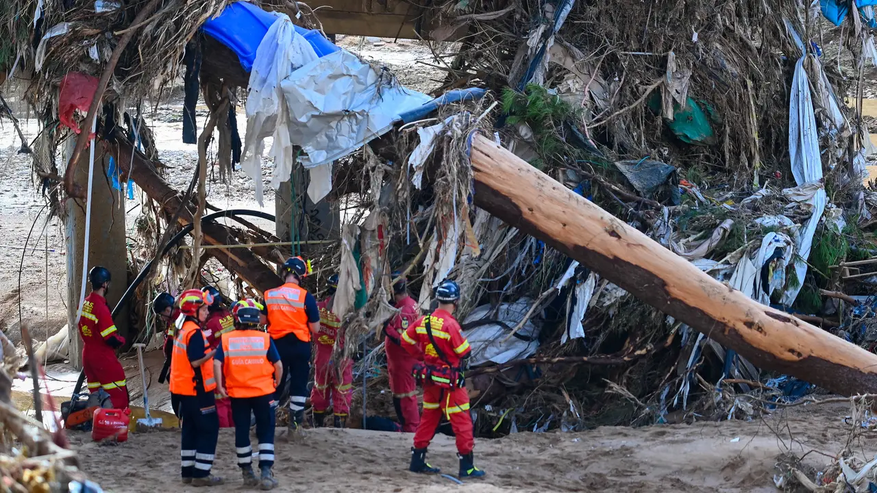 Tim Penyelamat Gabungan Berjibaku Evakuasi Korban Banjir Spanyol