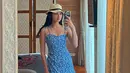 Saat liburan di Bali, pemeran ‘Princess Mermaid Season 2’ ini tampil feminin dengan floral dress dan topi rotan.  [Foto: IG/gegeelisa94].
