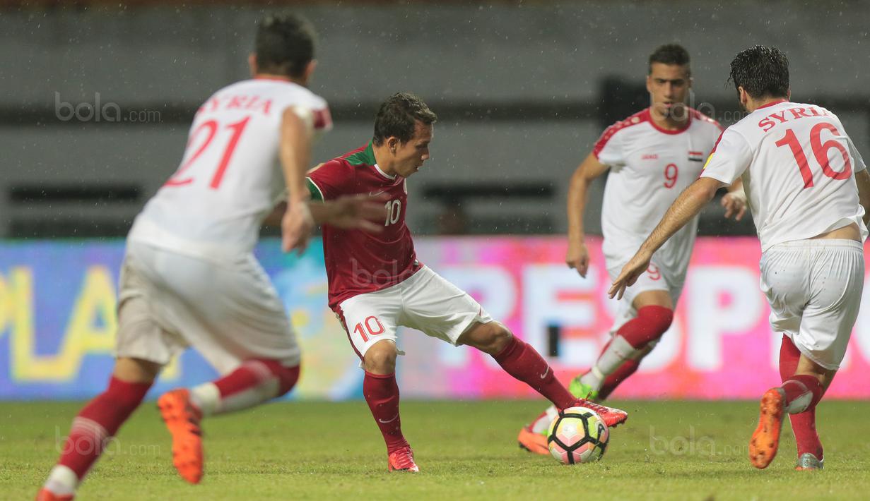 Gaya Egy Maulana Vikri melewati adangan para pemain Suriah U-23 pada laga persahabatan di Stadion Wibawa Mukti, Bekasi, Rabu (16/11/2017). Indonesia kalah 2-3. (Bola.com/NIcklas Hanoatubun)
