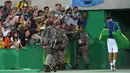 Atlet tenis asal serbia, Novak Djokovic meninggalkan lapangan usai kalah dari petenis Argentina Juan Martin Del Potro, Brasil,(8/8). Petenis nomor satu dunia tersebut kalah dengan petenis yang berperingkat 145 dunia. (REUTERS / Toby Melville)