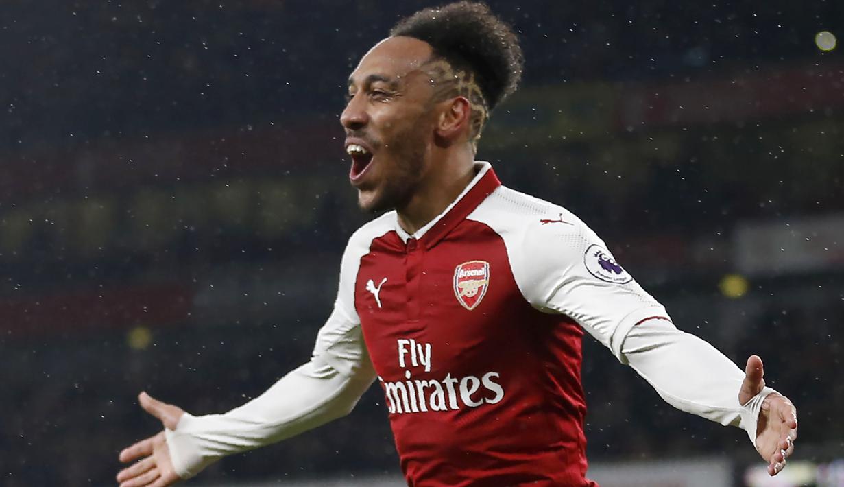 Pemain anyar Arsenal, Pierre-Emerick Aubameyang merayakan gol ke gawang Everton pada laga Premier League di Emirates Stadium, London, (3/2/2018). Arsenal menang 5-1. (AFP/IKIMAGES/Ian Kington)