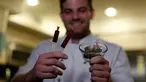 Chef Christopher Sayegh memperlihatkan tunas ganja, minyak THC (Tetrahydrocannabinol), dan CBD (Cannabidiol) yang akan digunakan sebagai campuran bahan masakan di sebuah restoran di Los Angeles, AS (29/4). (Reuters/ Mario Anzuoni)