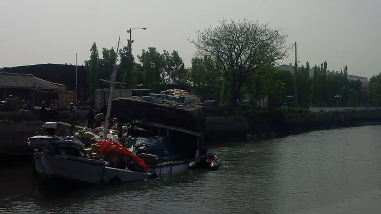 Kapal Pengangkut Logistik Tabrak Dermaga Pelabuhan Kalimas