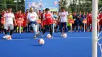 Chief Corporate Solutions PT AIA Financial Daniel Herjun Putranto serta Chief Human Resources Officer Setiawani ditemani legenda sepak bola Vennard Hutabarat dan Budi Sudarsono membuka AIA Championship 2019, Jakarta, Sabtu (12/1). (Liputan6.com/HO/Fahmi)