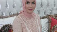 Lily Martiani Maddari kerap tampil cantik dengan gaya jilbab sederhana. (Instagram/Andreblake_)