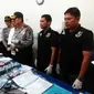 Satgas Saber Pungli Bareskrim Polri dan Polda Sumut menyita barang bukti hasil operasi tangkap tangan (OTT) di Koperasi Tenaga Kerja Bongkar Muat (TKBM), Belawan, Medan. (Liputan6.com/Reza Perdana)