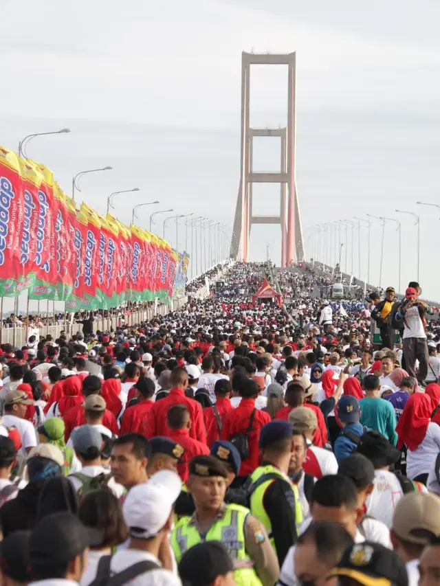Kepolisian Daerah (Polda) Jawa Timur (Jatim) menggelar acara Puncak Millenial Road Safety Festival (MRSF) yang dilaksanakan pada hari Minggu (17/03/2019) pukul 06.00 WIB, di Jembatan Suramadu.