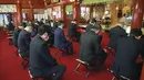 Tradisi berdoa untuk Tahun Baru pada hari kerja pertama tahun ini di Kuil Kanda Myojin, di Tokyo, Jepang, Senin (4/1/2021). Kebanyakan pengunjung mendatangi kuil tersebut untuk mencari keberuntungan dalam bisnis. (AP Photo/Koji Sasahara)