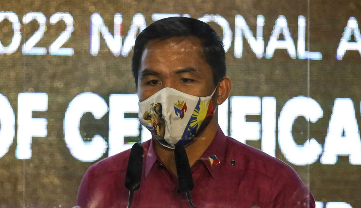 Pensiunan bintang tinju dan senator Filipina Manny Pacquiao berbicara kepada wartawan usai mengajukan sertifikat pencalonannya untuk pemilihan presiden tahun depan di hadapan Komisi Pemilihan Umum di Sofitel Harbour Garden Tent, Manila, Filipina, Jumat (1/10/2021). (Jam Sta Rosa/Pool Photo via AP)