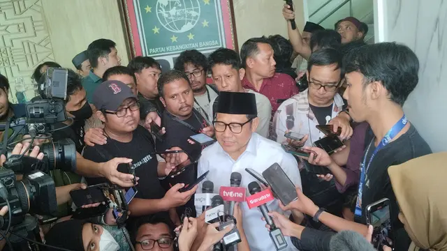 Calon wakil presiden Muhaimin Iskandar alias Cak Imin saat menerima kedatangan Mantan Ketua Umum Majelis Indonesia (MUI) Din Syamsuddin di DPP PKB, Jakarta Pusat, Jumat (3/11/2023). (Liputan6.com/Winda Nelfira)