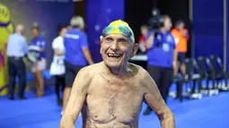 George Corones tersenyum sebelum berenang di Gold Coast Aquatic Centre di Gold Coast, Queensland, Australi (28/2). George Corones, yang usianya menginjak 100 tahun pada April mendatang, berhasil memecahkan rekor dunia. (AFP/Swimming Australia)