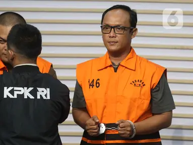 Bupati Lampung Tengah, Ardito Wijaya (kanan) saat dihadirkan pada rilis penetapan status tersangka sekaligus penahanan di Gedung Merah Putih Komisi Pemberantasan Korupsi (KPK), Jakarta, Kamis (11/12/2025). KPK menetapkan Bupati Lampung Tengah Ardito Wijaya sebagai tersangka dalam kasus penerimaan hadiah/janji terkait pengadaan barang/jasa serta penerimaan lainnya (gratifikasi) di lingkungan Pemerintah Kabupaten Lampung Tengah Tahun 2025. (Liputan6.com/Helmi Fithriansyah)
