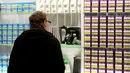 Pelanggan melihat-lihat produk ganja di toko Fire and Flower, Ottawa, Provinsi Ontario, Kanada, Senin (1/4). Fire and Flower merupakan toko ganja legal pertama di Provinsi Ontario. (REUTERS/Chris Wattie)