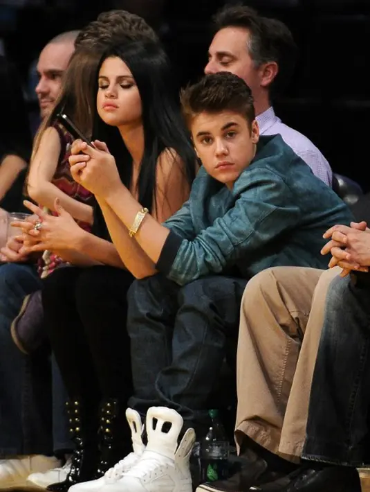 Seperti yang dilansir Daily Mail, Justin dan Selena bersepeda bersama di kawasan Los Angeles pada Rabu (1/11/2017). Kejadian ini menjadi yang ketiga kalinya dalam seminggu terakhir, dan mereka tampak bahagia. (AFP/Harry How)