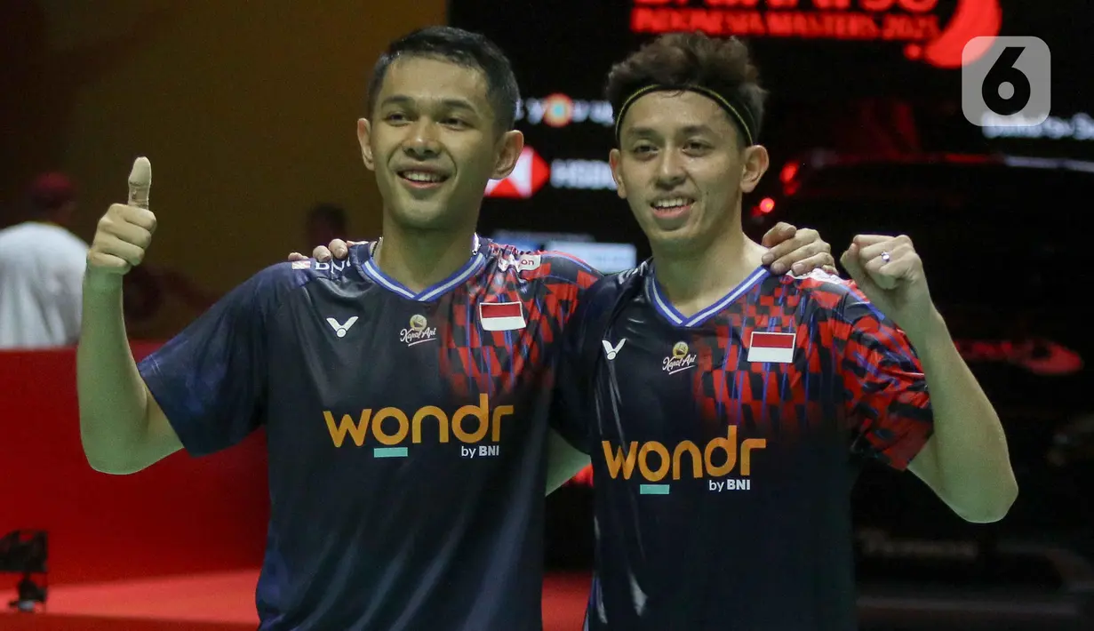 Ganda putra Fajar Alfian/Muhammad Rian Ardianto saat melawan Kittinupong Kedren/Dechapol Puavaranukroh (Thailand) pada babak semifinal Daihatsu Indonesia Masters 2025 di Istora Gelora Bung Karno, Senayan, Jakarta, Sabtu (25/1/2025). (Liputan6.com/Herman Zakharia)