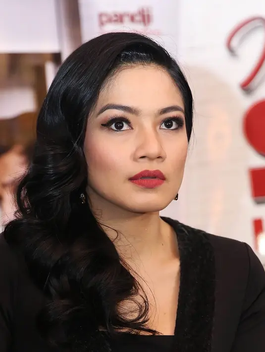 Selain itu, Titi juga mengatakan bahwa karakter Silvi yang diperankannya ini bertolak belakang dengan dirinya. Pasalnya, Titi yang kerap tampil anggun ini harus berbicara ceplas-ceplos tanpa dipikir dahulu. (Bambang E.Ros/Bintang.com)