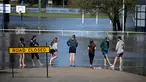 Warga melihat banjir yang melanda Kota Forbes, kawasan pedalaman di New South Wales, Australia, Selasa (27/9). Banjir ini merupakan banjir terparah sejak 26 tahun terakhir. (REUTERS / Jason Reed)