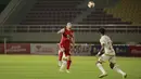 Marc Klok berhasil keluar dari tekanan ketika melawan PSM yang notabene mantan timnya. Gelandang berusia 28 tahun itu kerap menjadi sasaran permainan keras tim lawan. (Foto: Bola.com/Ikhwan Yanuar)