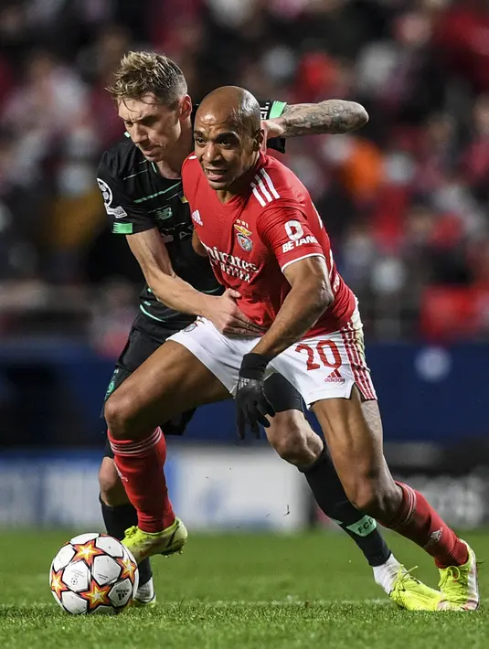 Gelandang Benfica Joao Mario (kanan) ditantang oleh gelandang Dynamo Kiev Denys Garmash pada babak Play Off Liga Champions di Estadio da Luz, Lisboa, Portugal, Rabu (24/8/2022) dini hari WIB. Benfica melaju ke babak penyisihan grup Liga Champions musim 2022/2023 setelah menang 3-0 atas Dynamo Kiev. (PATRICIA DE MELO MOREIRA / AFP)