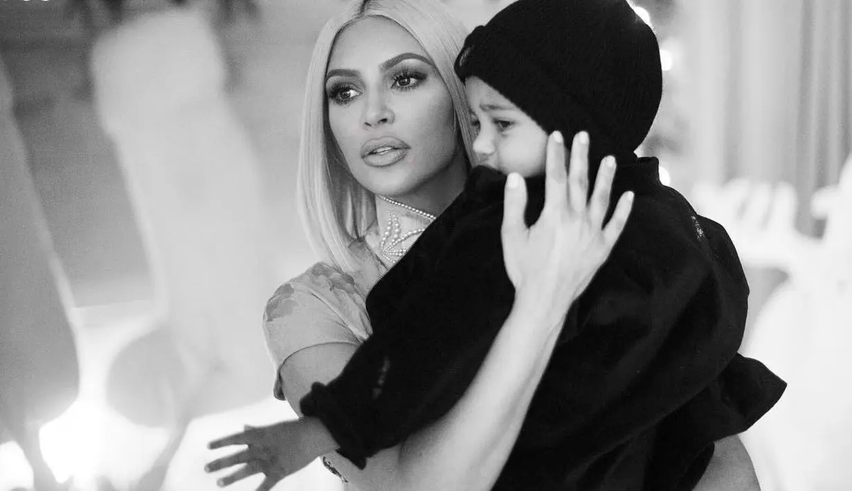 Saint West, anak Kim Kardashian dan Kanye West menghabiskan beberapa hari pada akhir tahun 2017 di rumah sakit karena terjangkit pneumonia atau paru-paru basah. (instagram/kimkardashian)
