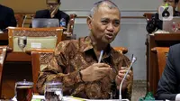 Ketua Komisi Pemberantasan Korupsi (KPK) Agus Rahardjo berbincang saat akan mengikuti rapat dengan Komisi III DPR RI di kompleks Parlemen, Jakarta, Rabu (27/11/2019). Rapat membahas evaluasi kinerja KPK masa kerja 2015-2019. (Liputan6.com/Johan Tallo)