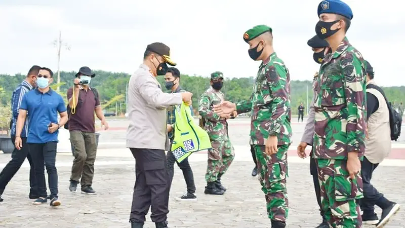 Kapolda Riau Irjen Agung Setya Imam Effendi saat melepas Satgas Pemburu Teking Covid-19 di Pekanbaru.