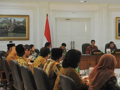 Presiden Jokowi bersama Wapres Jusuf Kalla saat memimpin Sidang Kabinet Kerja di Kantor Presiden, Jakarta, Senin (27/10/2014). (Liputan6.com/Herman Zakharia)