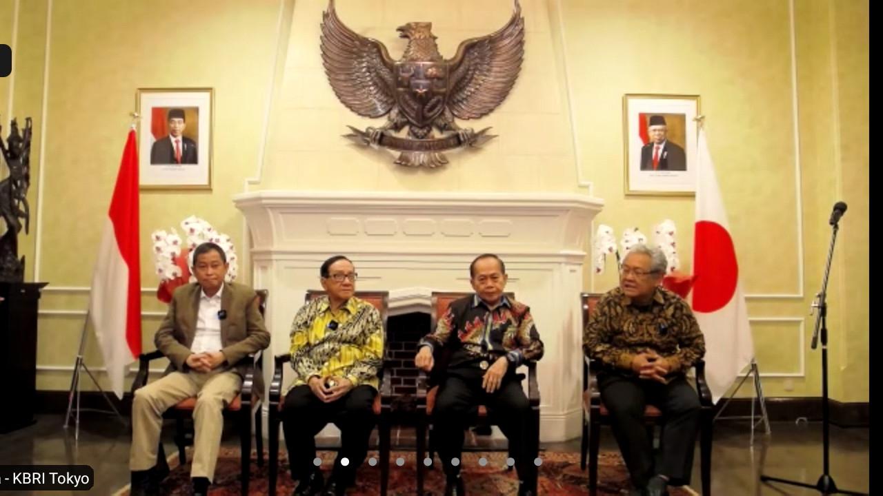 Ignasius Jonan, Ahmad Tandjung, Wakil MPR Sjarif Hassan, dan Dubes LBBP RI untuk Jepang Heri Akhmadi dalam acara Briefing Media Penganugerahan Bintang Jasa Reiwa 4 bersama KBRI Tokyo, Rabu (9/11/2022). (Dok. KBRI Tokyo via Zoom)
