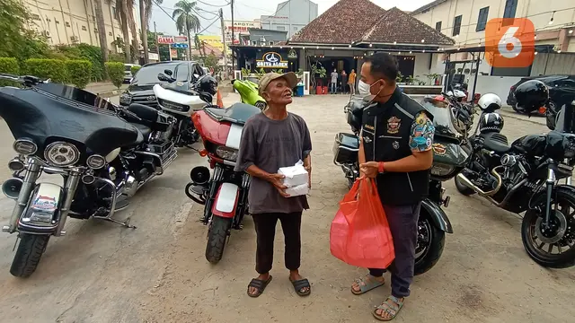 Masyarakat Yang Mendapatkan Makanan Berbuka Puasa Dari Klub Moge HDCI Serang. (Sabtu, 16/04/2022). (Liputan6.com/Yandhi Deslatama).