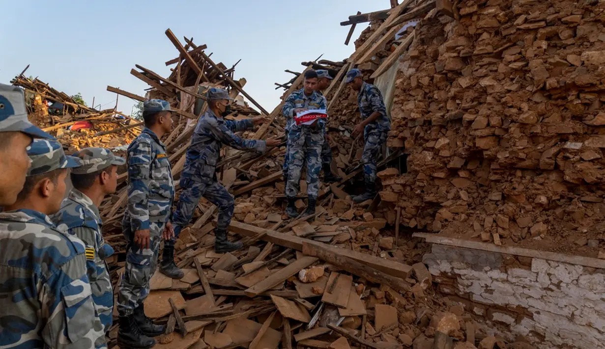 "Jumlah korban luka bisa mencapai ratusan dan jumlah kematian juga bisa meningkat," kata Harish Chandra Sharma, seperti diberitakan Reuters, Sabtu (4/11). (AP Photo/Niranjan Shrestha)