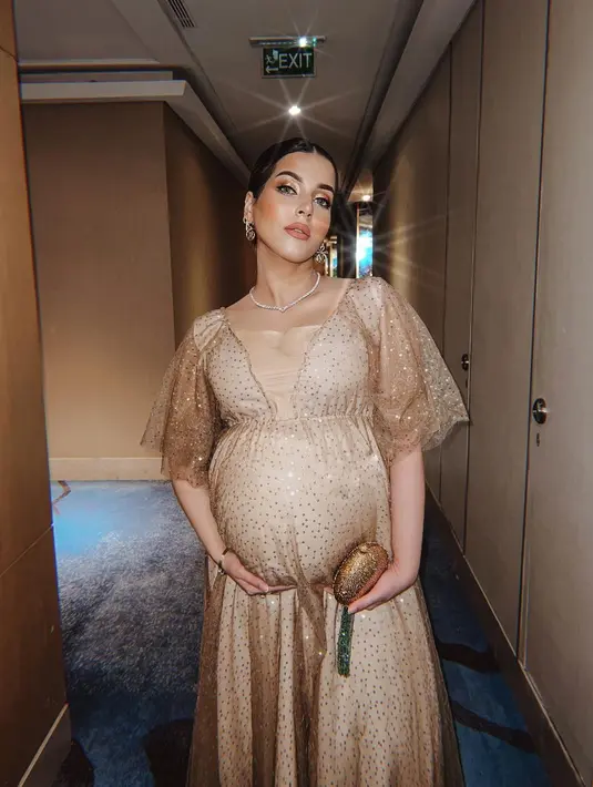 <p>Tasya Farasya pun secara resmi mengumumkan jenis kelamin calon anak keduanya. "It&rsquo;s a baby BOY 👶🏻! udah banyak yg nebak2 bener yaahh dr awal wkwkwkwk," ungkapnya. (Foto: Instagram/ tasyafarasya)</p>