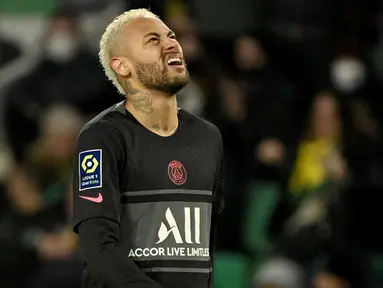 Comeback Neymar usai pulih dari cedera di pekan ke-25 Liga Prancis menghadapi tuan rumah Nantes, Sabtu (19/2/2022) berbuah hasil minor. Meski menyumbang 1 gol, Neymar menyia-nyiakan sebuah eksekusi penalti yang berujung kekalahan 1-3. (AFP/Loic Venance)