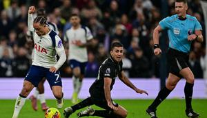 Wasit (R) mengamati saat gelandang Belanda Tottenham Hotspur #07, Xavi Simons (L), berbenturan dengan gelandang Spanyol Manchester City #16, Rodri (C), selama pertandingan Liga Inggris antara Tottenham Hotspur dan Manchester City di Stadion Tottenham Hotspur di London, pada 1 Februari 2026. (Ben STANSALL/AFP)