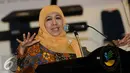 Menteri Sosial, Khofifah Indar Parawansa memberikan pesan jelang pemberian bantuan bagi penyandang disabiltas di Jakarta, Senin (28/12/2015). Mensos meresmikan sejumlah fasilitas penunjang bagi penyandang disabilitas. (Liputan6.com/Helmi Fithriansyah)