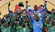 Penyerang Senegal bernomor punggung 10, Sadio Mane, mengangkat trofi saat merayakan kemenangan bersama rekan-rekan setimnya setelah memenangkan pertandingan final Piala Afrika (CAN) 2025 melawan Maroko di Stadion Pangeran Moulay Abdellah di Rabat, Senin (19-1-2026) dini hari WIB. (SEBASTIEN BOZON/AFP)