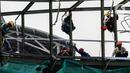Pekerja menyelesaikan pembangunan halte Centrale Stichting Wederopbouw (CSW) di kawasan Kebayoran Baru, Jakarta, Selasa (8/6/2021). Halte ini dijadwalkan akan diresmikan pada 22 Juni 2021. (Liputan6.com/Johan Tallo)