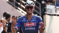 Pebalap Alpecin-Deceuninck, Mathieu Van der Poel merayakan kemenangan saat ajang balap sepeda Paris Roubaix 2023 yang menempuh Compiegne hingga Roubaix, Prancis utara, 9 April 2023. (AFP/Anne-Christine Poujoulat)