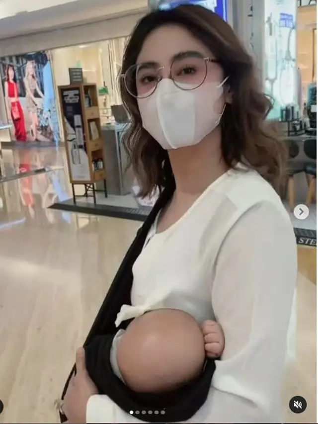 6 Potret Dewi Perssik Ikut Rayakan Dua Bulan Usia Cucunya, Borong Banyak Baju