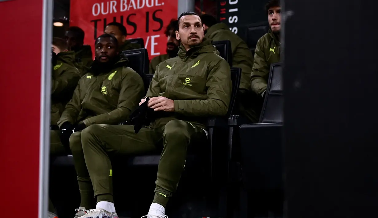 Pemain AC Milan, Zlatan Ibrahimovic saat berada di bangku cadangan dalam pertandingan lanjutan pekan ke-22 Serie A musim 2022/2023 melawan Torino yang berlangsung di San Siro, Milan, Sabtu (11/2/2023) dini hari WIB. (AFP/Marco Bertorello)
