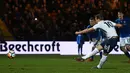Striker Tottenham Hotspur, Harry Kane mencetak gol penalti ke gawang tim divisi tiga Rochdale AFC pada babak kelima Piala FA 2018 di Crown Oil Arena, Minggu (18/2). Secara dramatis Rochdale mengimbangi Tottenham Hotspur 2-2. (Oli SCARFF/AFP)