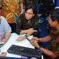 Menkeu Sri Mulyani Indrawati berbincang dengan pelapor SPT pajak penghasilan (PPh) di kantor pelayanan Pajak, Jakarta, Jumat (29/3). Sri Mulyani mengecek langsung proses laporan SPT dengan batas pelaporan SPT untuk orang pribadi adalah per 31 Maret 2019. (Liputan6.com/Angga Yuniar)