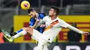 Bek Inter Milan, Marcelo Brozovic, berebut bola dengan gelandang AS Roma, Lorenzo Pellegrini, pada laga Serie A Italia di Stadion San Siro, Milan, Jumat (6/12). Kedua klub bermain imbang 0-0. (AFP/Miguel Medina)