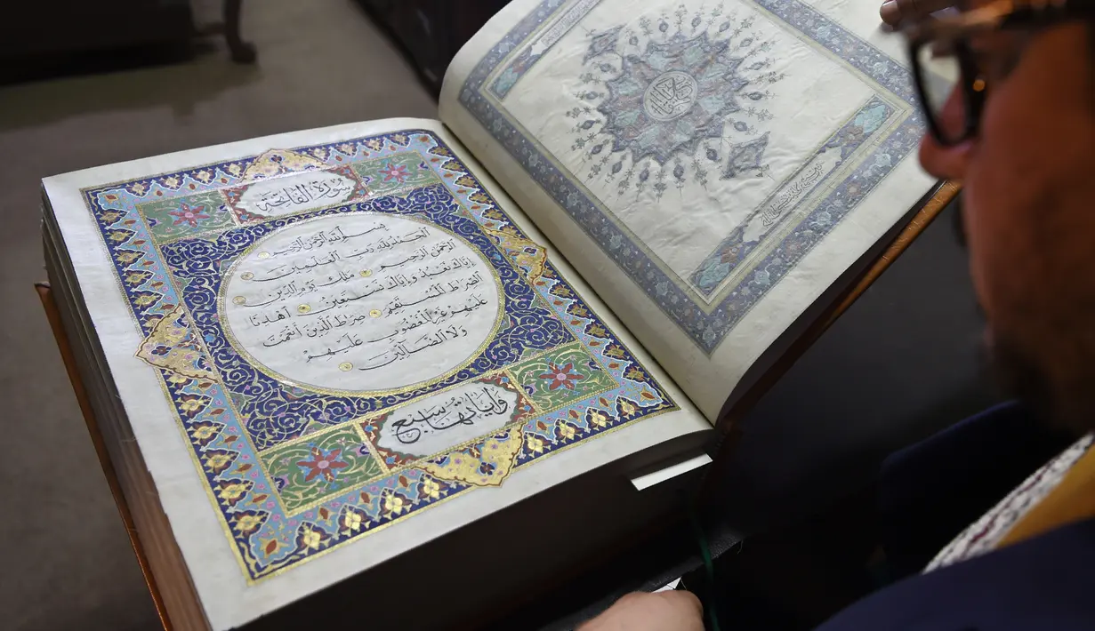 Seorang seniman Afghanistan, Mohammad Tamim Sahibzada menunjukkan Alquran buatan tangan di Mourad Khani, Kabul, Afghanistan (19/4). Kitab suci Alquran ini dibuat dengan tangan secara manual di atas kain sutra. (AFP/Wakil Kohsar)