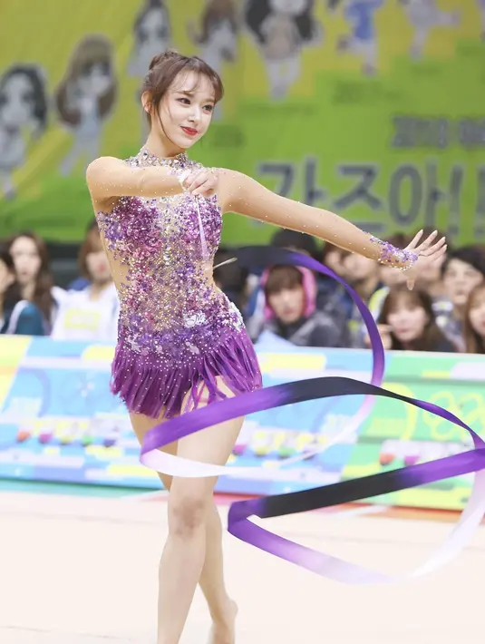 Salah satu personel Cosmic Girls, Cheng Xiao ternyata jago senam ritmik. Selain itu, wanita cantik ini jago balet dan seni bela diri. (Foto: koreaboo.com)