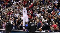 Pemain Wizards, John Wall (2) melakukan selebrasi usai berhasil memasukan tembakan tiga angka saat berhadapan dengan Boston Celtics, Al Horford di gim keenam semifinal wilayah timur Playoffs NBA 2017 di Washington (12/5). (Rob Carr/Getty Images/AFP)