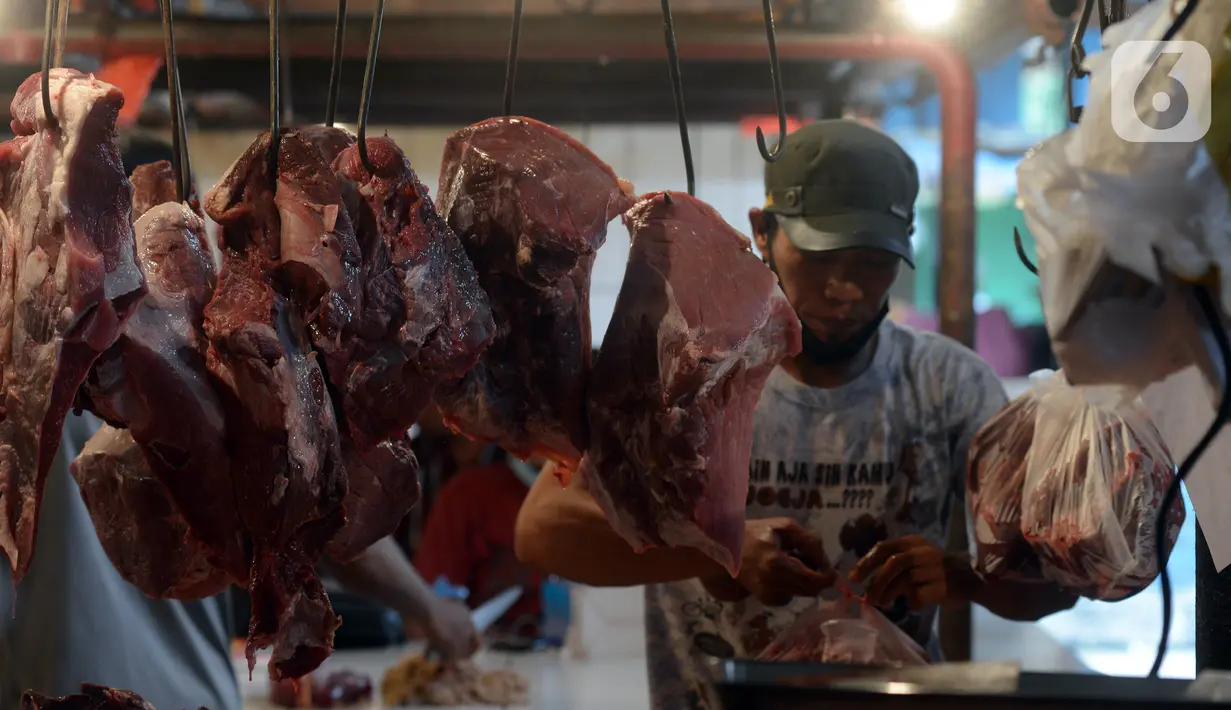 Pedagang membungkus daging sapi saat melayani pembeli di Pasar Perumnas, Jakarta, Selasa (19/1/2021). Harga daging sapi murni berada di atas Rp 120 ribu per kilogram dalam beberapa hari terakhir. (merdeka.com/Imam Buhori)