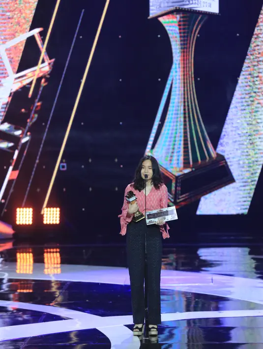 Zaneta mengatakan bahwa sang ayah tidak bisa hadir lantaran sedang menjalankan pekerjaan yang tidak bisa ditunda. Dengan wajah semringah dan bangga, Zaneta menerima piala tersebut. (Adrian Putra/Bintang.com)