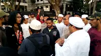 Massa membubarkan peserta aksi kamisan di Malang karena tak mengirim pemberitahuan ke polisi (Liputan6.com/Zainul Arifin)