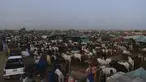 Orang-orang memadati pasar ternak menjelang perayaan Idul Adha di kota pelabuhan Karachi, Pakistan (1/7/2022). Idul Adha merupakan salah satu hari raya umat Islam di dunia yang identik dengan penyembelihan hewan kurban bagi yang mampu. (AFP/Asif Hassan)